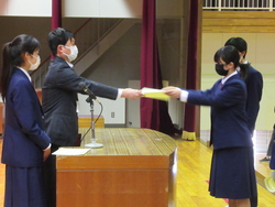 校長から任命書が手渡されている写真
