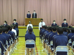各学級の学級委員、副学級委員が立ち上がり、後ろを向いている写真