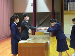 校長から任命書が手渡されている写真