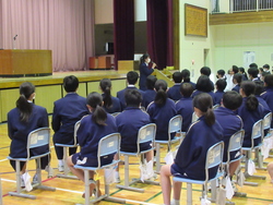 生徒会長が挨拶している写真