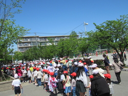 学校を出発する子どもたちの写真