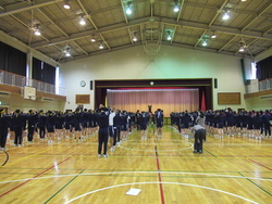 全校エールの練習をしている写真
