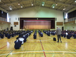 全校生徒が体育館に集合している写真