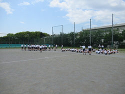 障がい物走のレース順に整列している写真