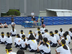 体育祭実行委員が練習の目的や内容を説明している写真