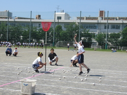 障がい物走の玉入れをしている写真