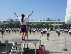 応援団長が全校エールを行っている写真