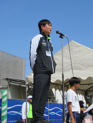 校長が体育祭の公表をしている写真