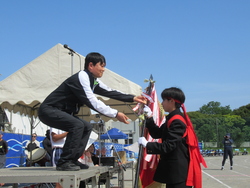 校長から優勝した紅組応援団長に優勝旗が手渡されている写真