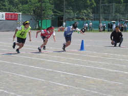 色別対抗リレーのスタートした写真