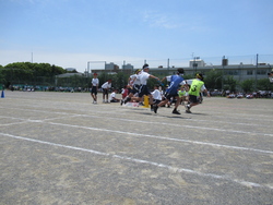 バトンの受け渡しをしている写真