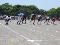 部活対抗リレーの女子のレースのスタートの写真