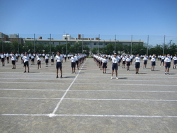 校歌を歌っている写真