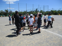 開閉会式の練習に集まっています