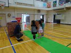 角の危険を模擬道路で練習