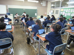 学級で話し合いをしている写真
