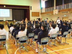 クラスごとに承認する生徒は挙手をして学級委員が人数を数えている写真