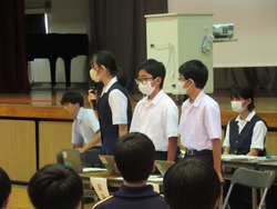 議長団が選出され、それぞれが挨拶をしている写真