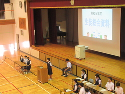 生徒会代表が話をしている写真