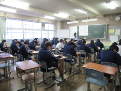 教室で定期テストを受けている生徒たちの写真