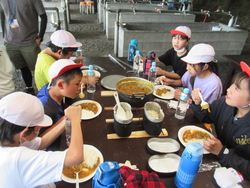 ラレーライスを食べている児童