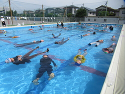 浮き方を全員で体験