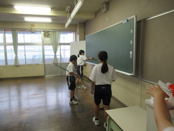 教室や黒板を掃除している写真