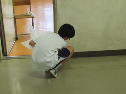 廊下の壁の汚れをきれいにしている写真