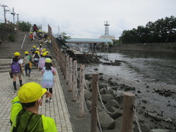 富岡小学校の近くを流れる境川