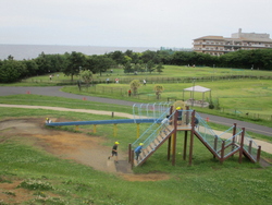 海浜公園では、休憩と遊具で遊びタイム