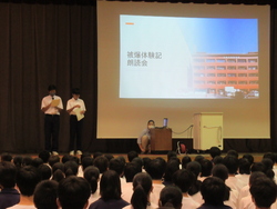 「広島平和学習報告」を行っている2名の生徒の写真