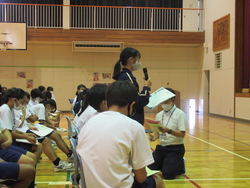 代表生徒が、「15年後の自分」について話している写真