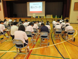 自分のワークシートに記入している写真