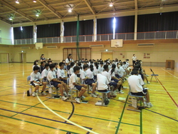 生徒が川由先生に質問している写真