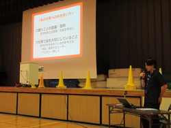 講師の川由先生はお話しされている写真
