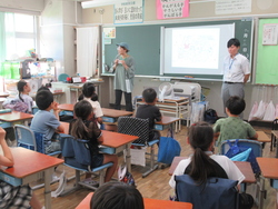 教室で「風の子」の説明