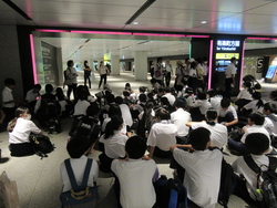 東京駅で解散式を行っている写真
