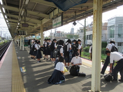 鎌倉駅で電車を待っている写真