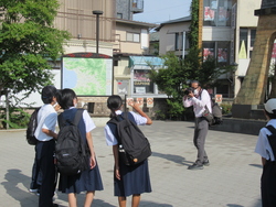 鎌倉駅でカメラマンに写真を撮ってもらっている写真