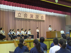 立候補者が話をしている写真