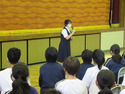 選挙管理委員長が、立会演説会の流れや諸注意について話している写真