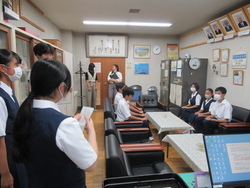 校長室で行われた当選証書授与式の写真