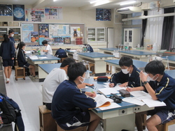 理科室で学習会を行っている写真