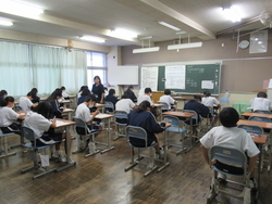 中間テストを受験している写真