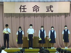 新専門委員長が抱負を述べている写真