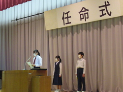 学年委員長が決意表明をしている写真