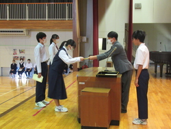 校長から各学年委員長に任命書が手渡されている写真