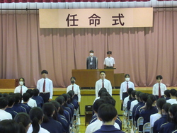 新しい学級委員と副学級委員が、立ち上がって後ろを向いている写真