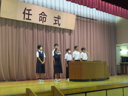 新生徒会役員が決意表明している写真