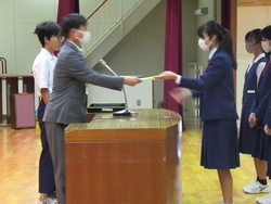 校長から功労賞が手渡される写真